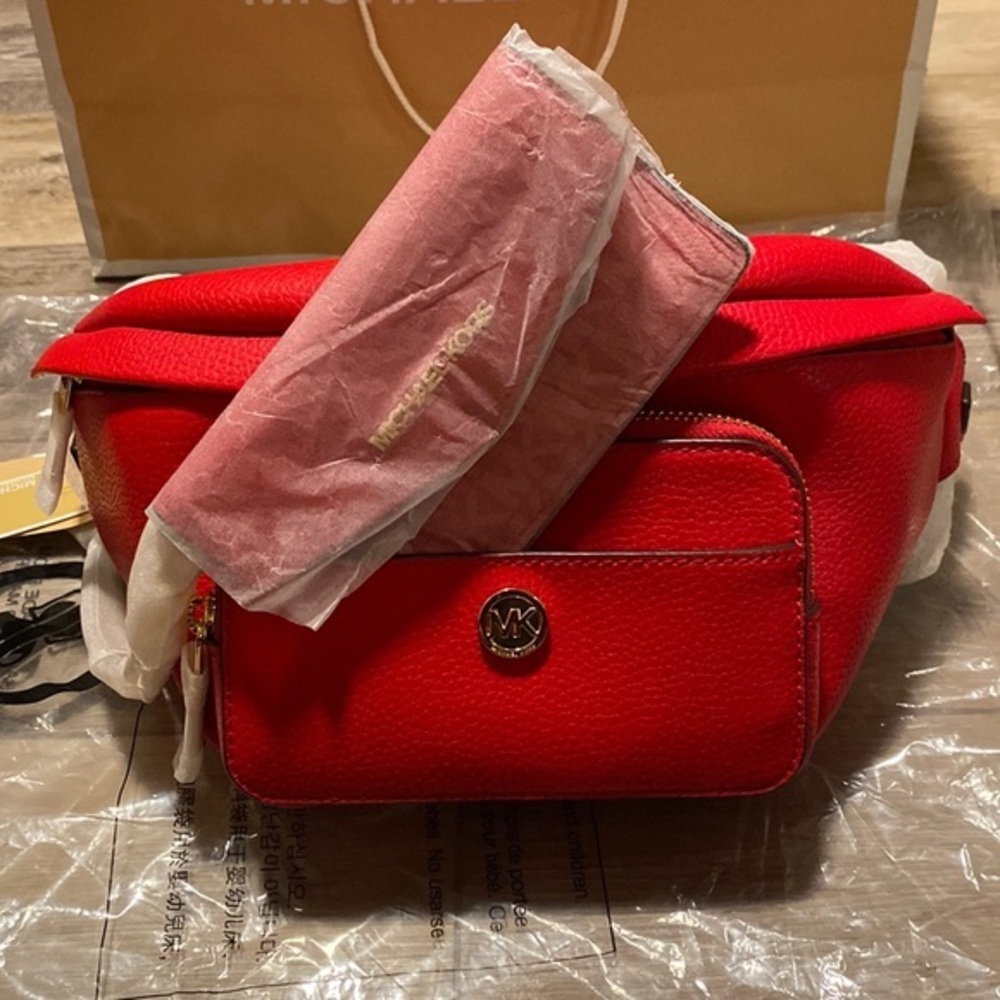 Micheal Kors Leather Fanny pack
Bright Red and Gold 2 in 1 Waist Pack